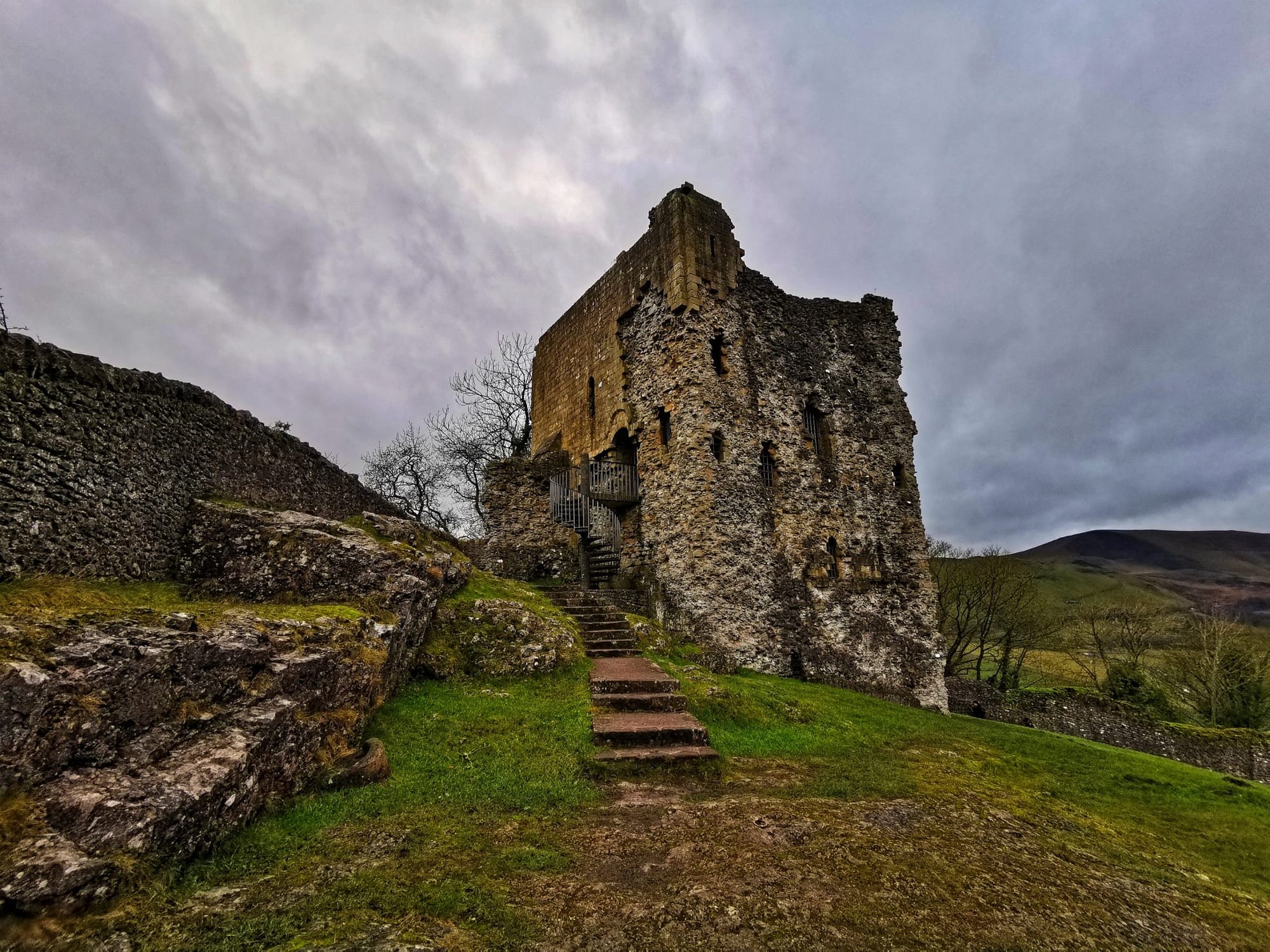 ruiny XIX wiecznego zamku Peveril