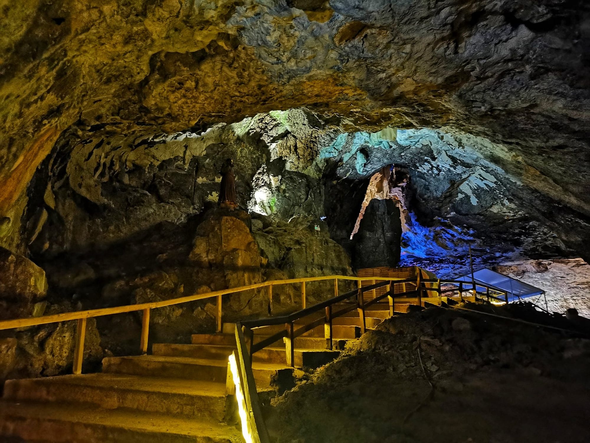 pierwsze kroki i jaskinia Peak Cavern