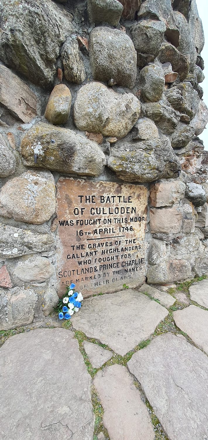 Tablica pamiątkowa w Culloden Moor