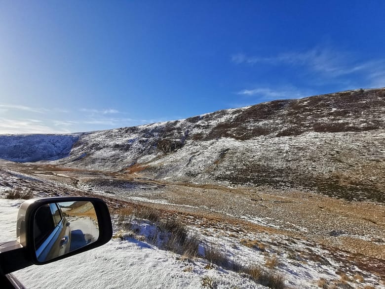 Zdjęcie zrobione z naszego jeepa , widok na wzgórza Arran