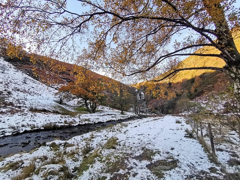 Wodospad Rhiwagar w kolorach jesieni i zimy