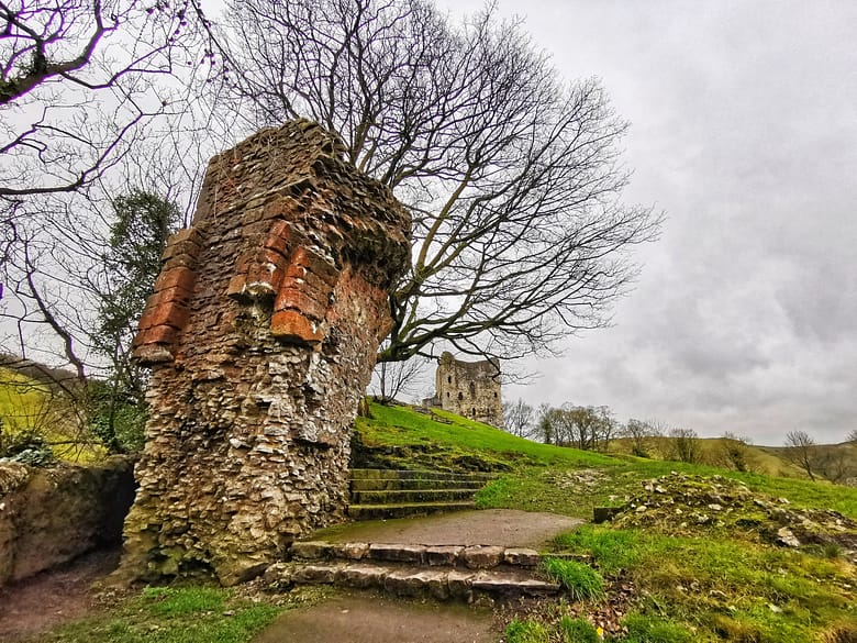 kamienne pozostałości zamku Peveril