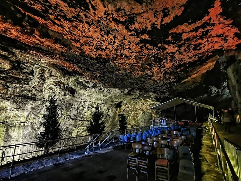 sala koncertowa w jaskini